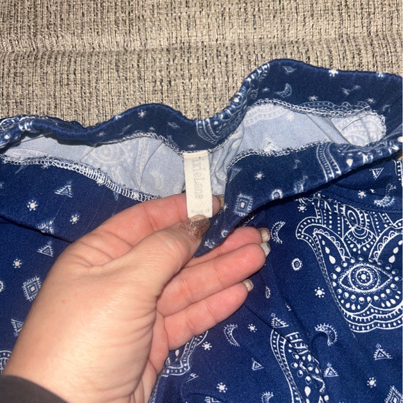 Assorted Patterned Leggings Collection - Picture 10 of 14